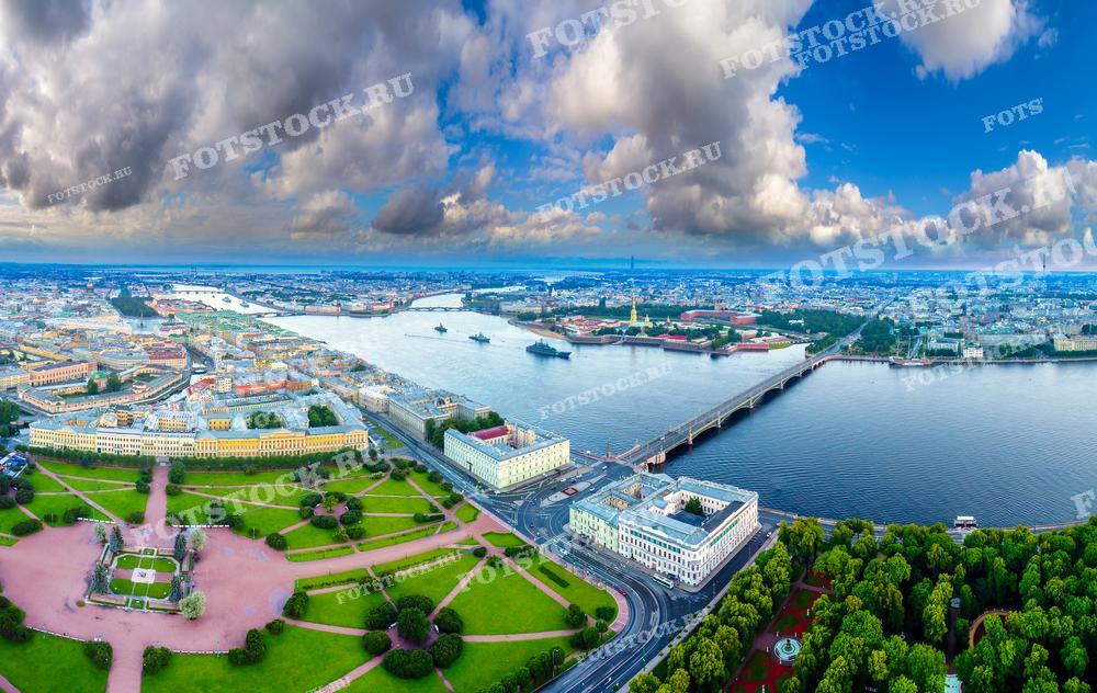Эта фотография представляет собой панорамный вид на Санкт-Петербург, сделанный с высоты птичьего полёта. 
Эта фотография будет идеальна для использования в путеводителях, исторических и культурных публикациях, а также может привлечь внимание любителей урбанистики и архитектуры.